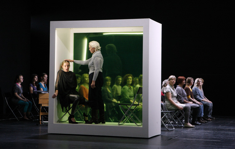 An den Wassern zu Babel. Ein Sparten übergreifendes Projekt von Ludger Engels am Theater Aachen. Katja Zinsmeister in diversen Rollen