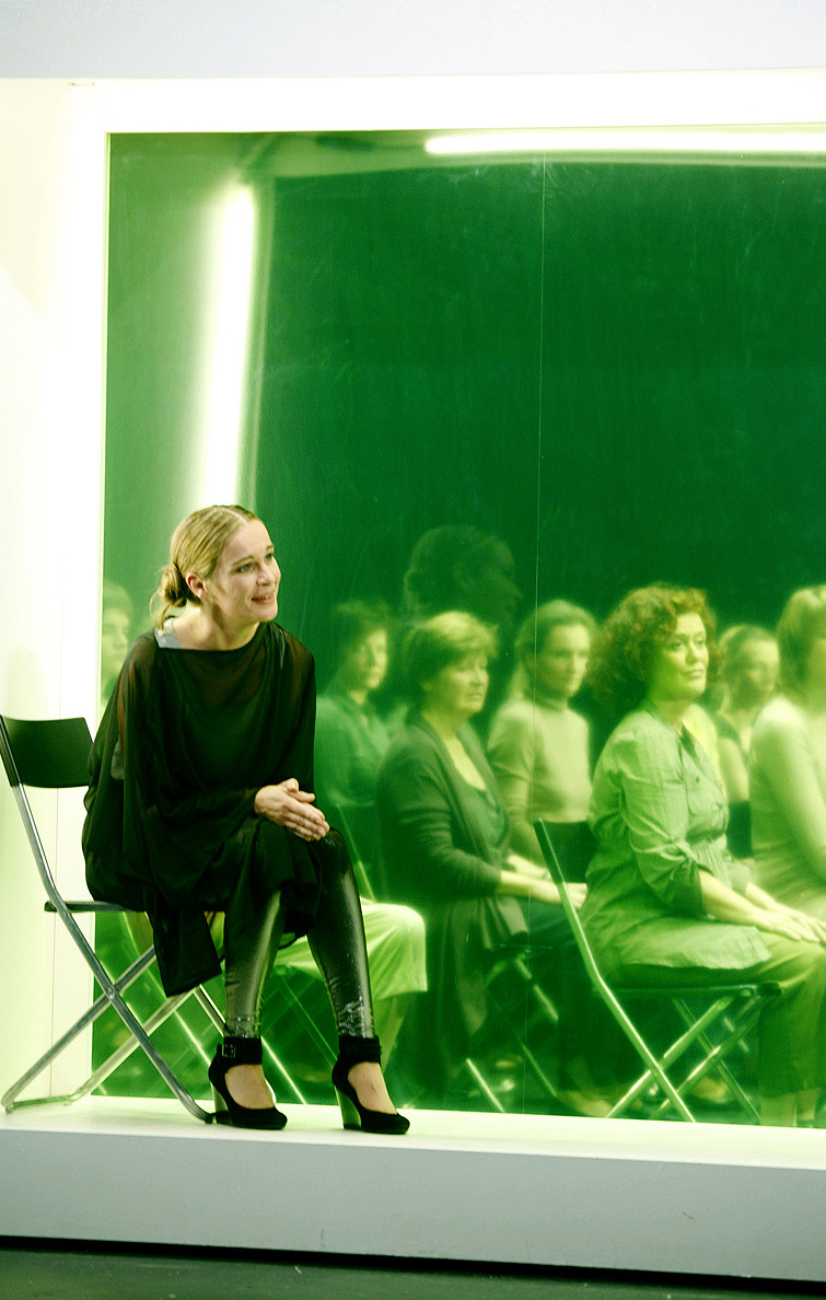 An den Wassern zu Babel. Ein Sparten übergreifendes Projekt von Ludger Engels am Theater Aachen. Katja Zinsmeister in diversen Rollen