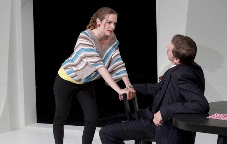 HEDDA GABLER, Stück von Henrik Ibsen in einer Inszenierung von Ludger Engels. Hedda Gabler: Katja Zinsmeister
