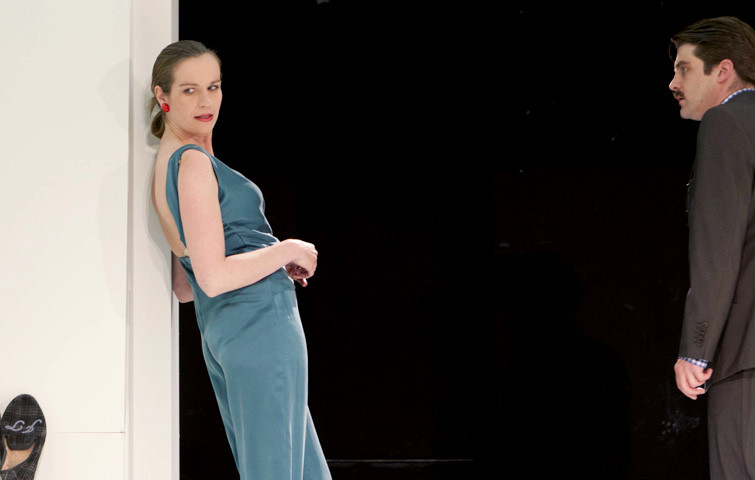 HEDDA GABLER, Stück von Henrik Ibsen in einer Inszenierung von Ludger Engels. Hedda Gabler: Katja Zinsmeister