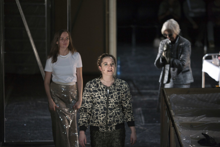 FAUSTIN AND OUT, Sekundärdrama zu und mit Goethes Urfaust von Elfriede Jelinek in einer Inszenierung von Ludger Engels. GeistIn/FaustIn/Gretchen: Katja Zinsmeister