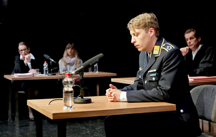 TERROR_Theater_Aachen_Simon_Rußig